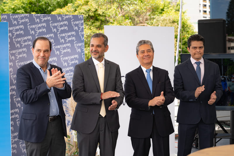 Presentes, José Eduardo Luna, Director Ejecutivo de Banco Cuscatlán; Emilio Fernando Müller, Gerente General de Leasing All; Roberto Serrano, Vice Presidente de Banco Cuscatlán; Sandro Naamán Morán, Gerente Financiero de Leasing All