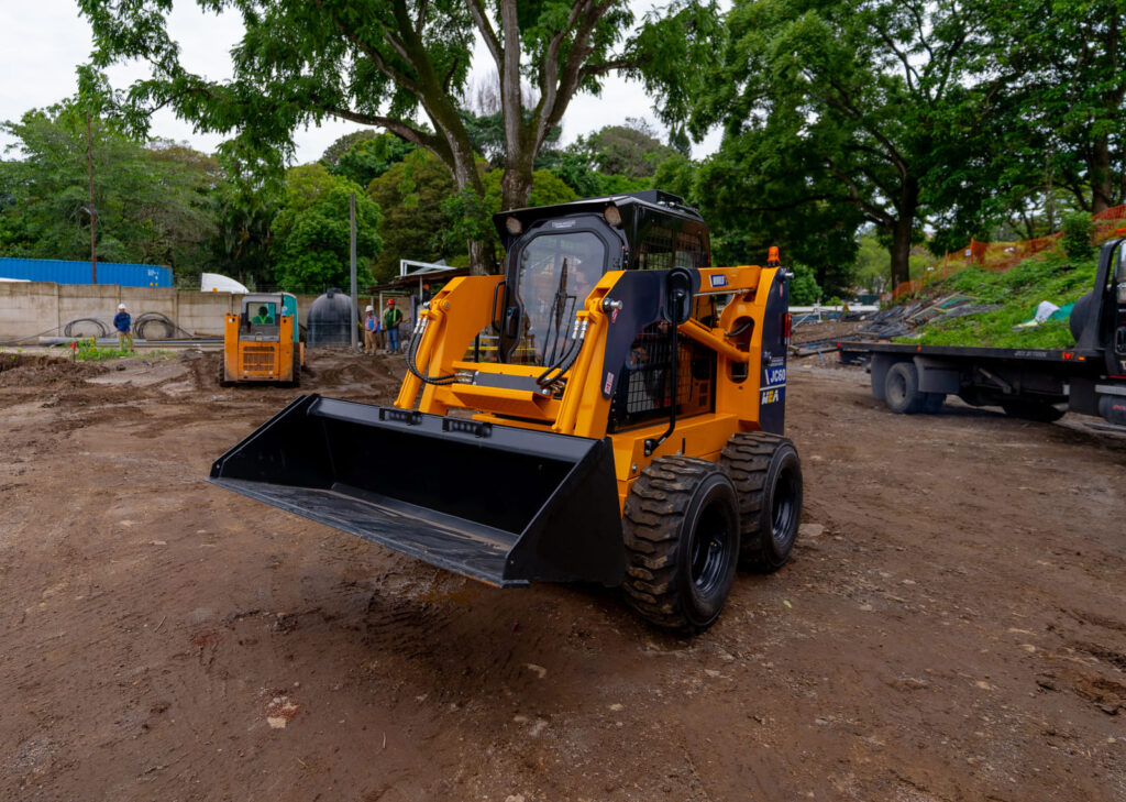 Leasing All Fortalece la Capacidad Operativa de Constructora Global con Minicargador JC60 2