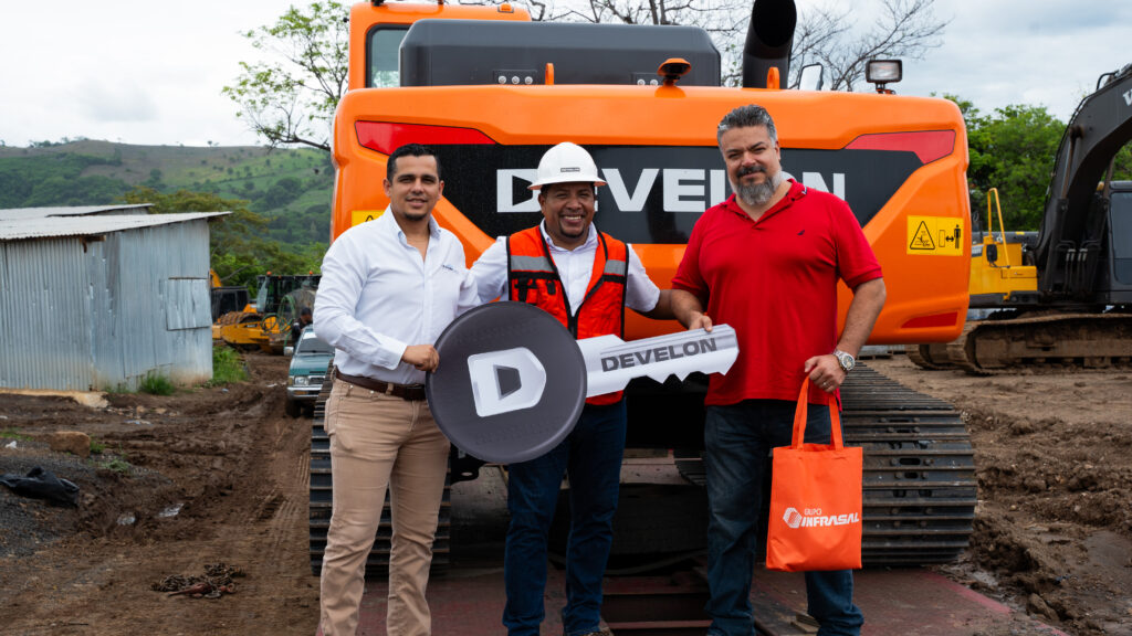 Entrega de equipo pesado tipo excavadora ORUS, S.A. de C.V. 2