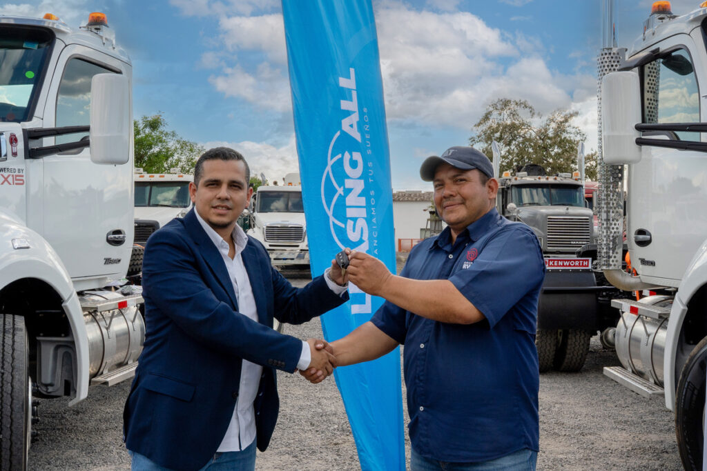 Leasing All entrega dos camiones a empresga Grupo RVQ 2